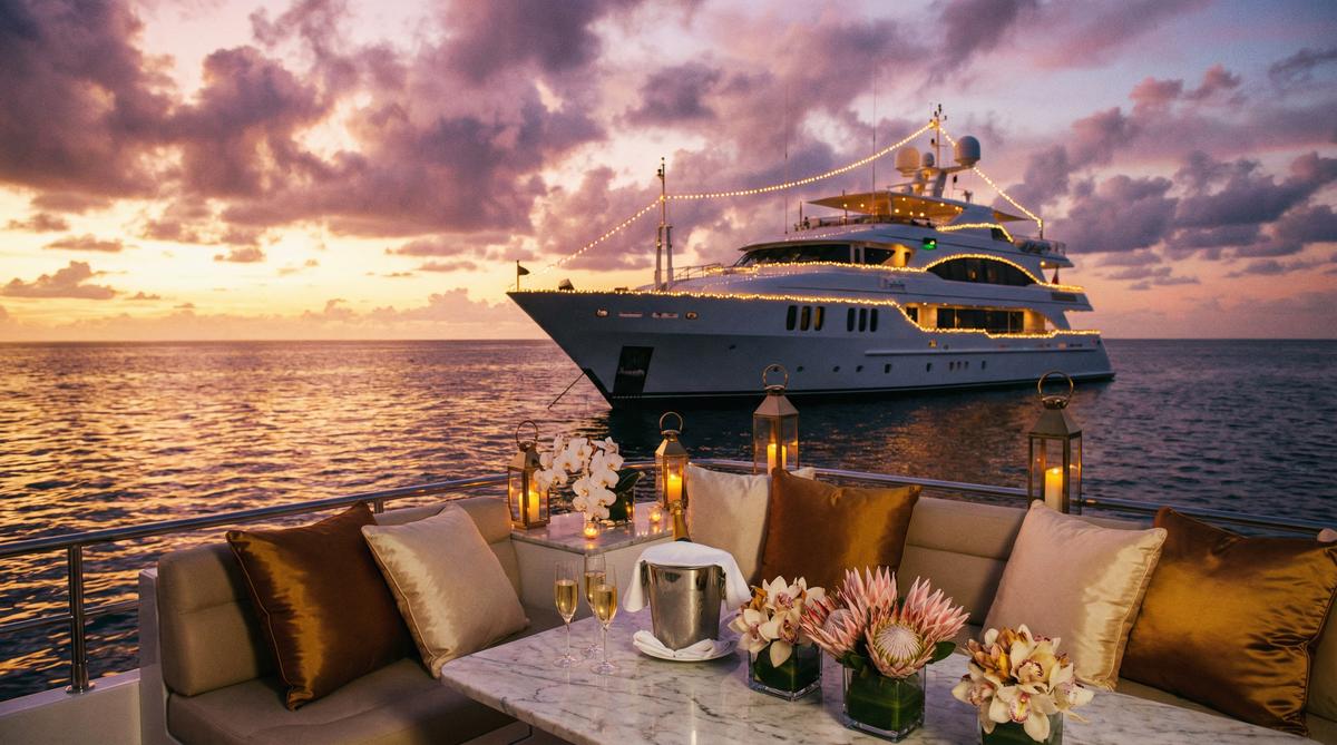 里番网传媒比基尼女孩游艇传媒派对